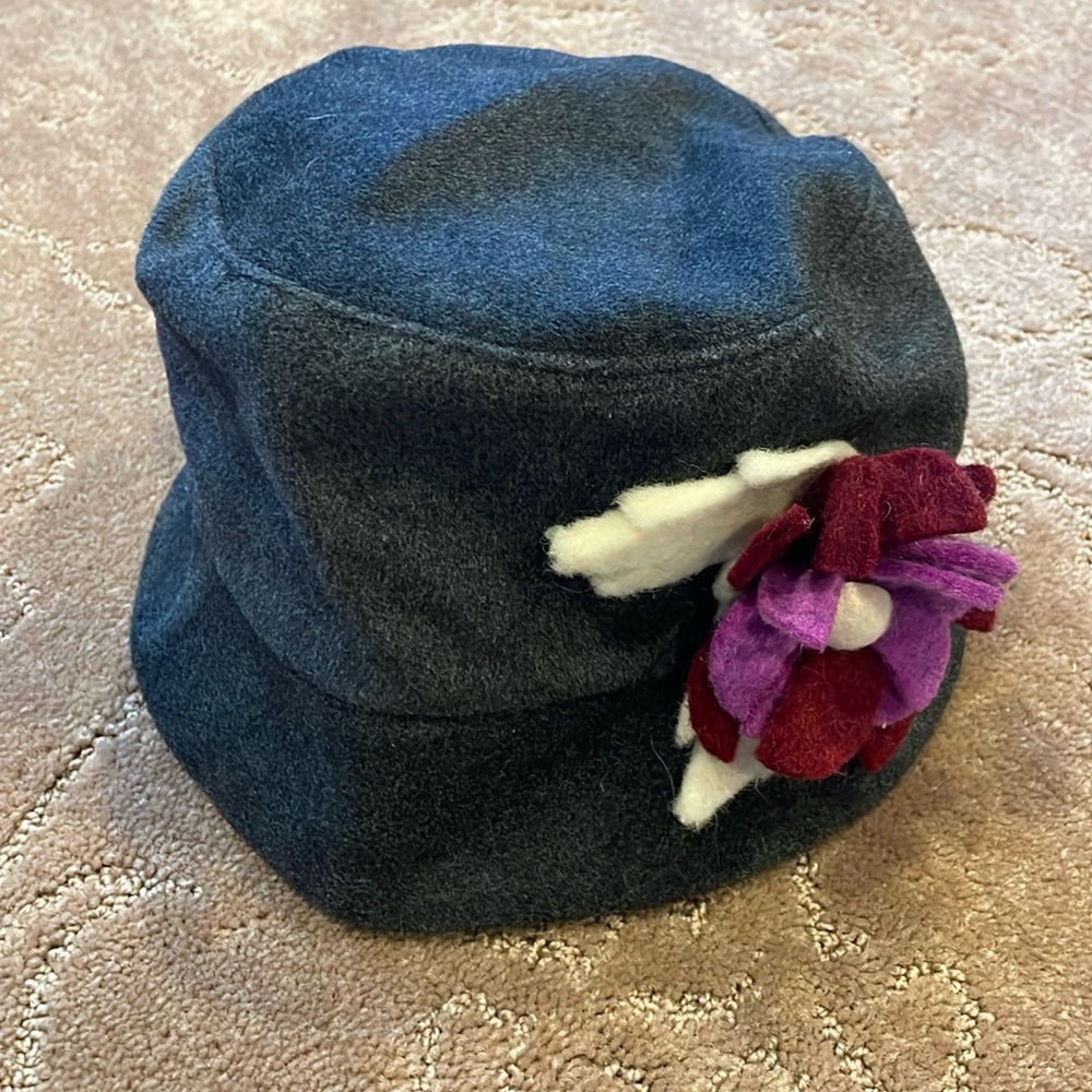 Dark gray cloche/bucket hat for women, winter material, removable flower pin